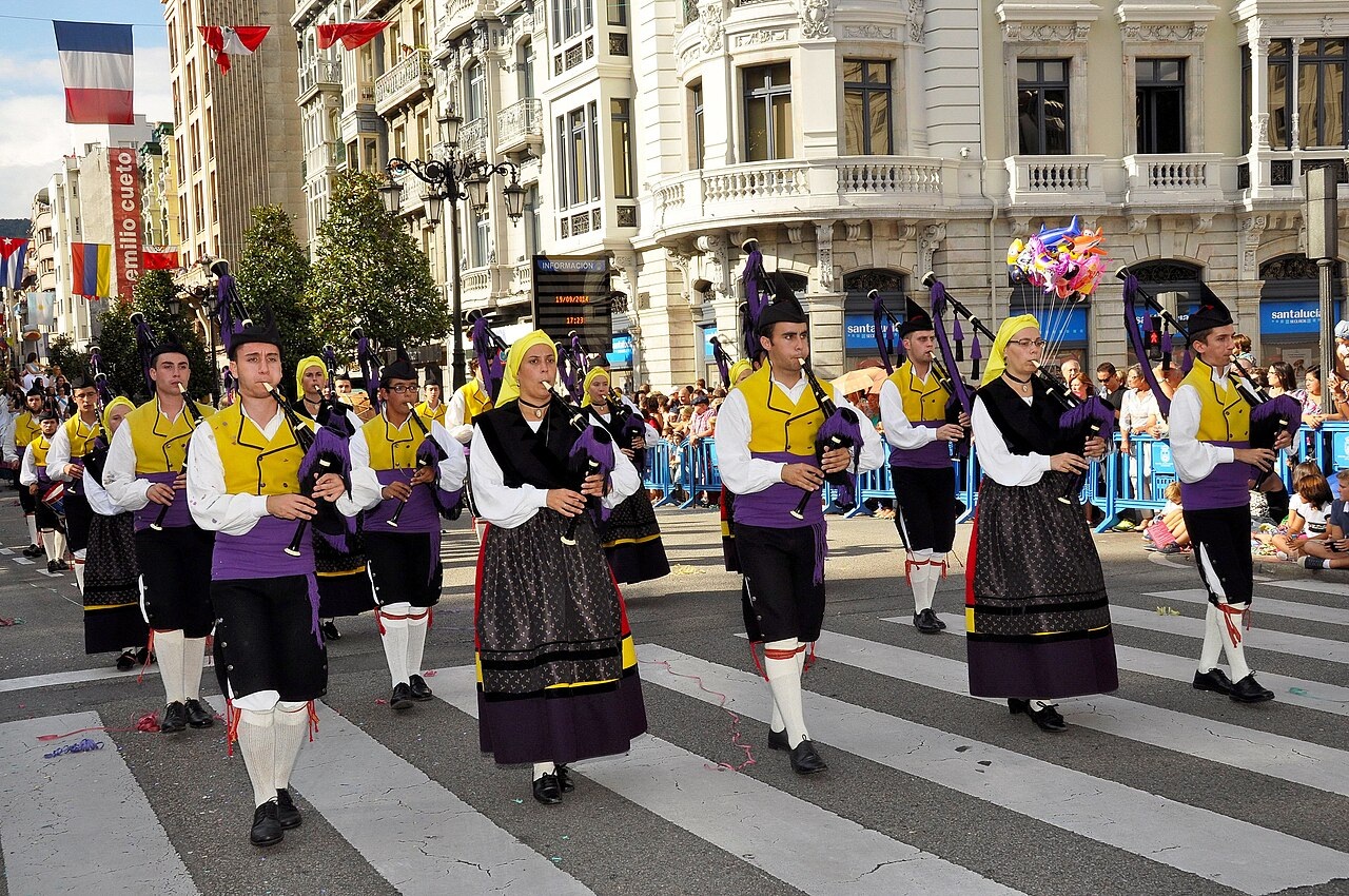 Grupo de gaiteros durante el Día de América en Asturias en Oviedo