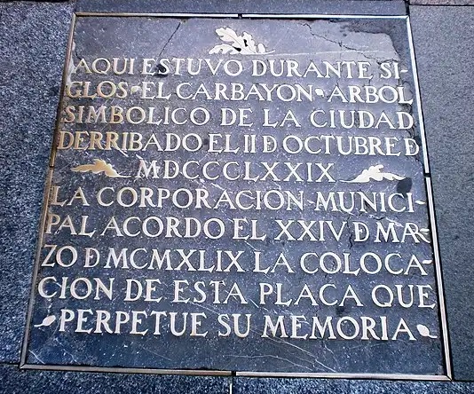 Commemorative plaque of El Carbayón on Uría street
