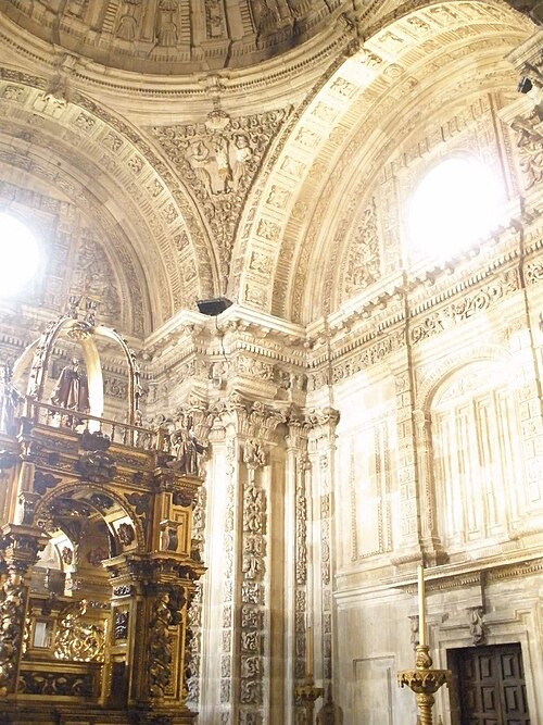 Baldaquin et décoration baroque de la chapelle Sainte-Eulalie d’Oviedo