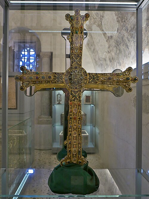 Cruz de la Victoria en la Cámara Santa de la Catedral de Oviedo