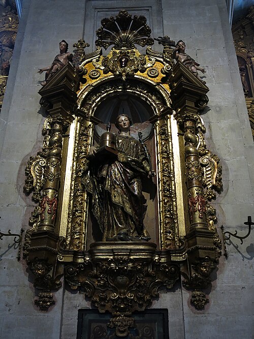 Santa Eulalia de Mérida en una hornacina de la girola de la Catedral de Oviedo