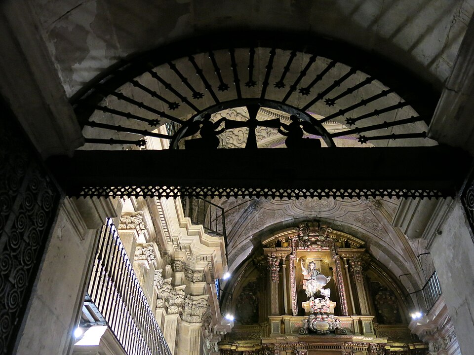 Imagen de San Miguel en el retablo de la Capilla de Santa Bárbara de la Catedral de Oviedo