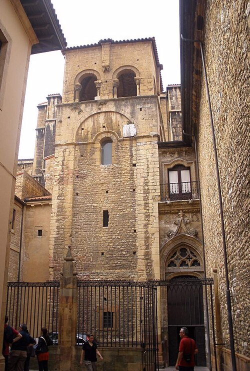 Vieille Tour ou tour romane de la cathédrale d’Oviedo