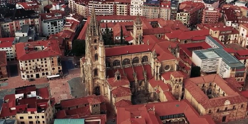 Casco antiguo de Oviedo con la Catedral al fondo