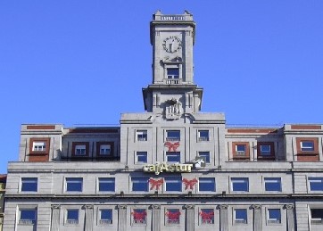 Reloj de la Caja de Ahorros en la plaza de la Escandalera