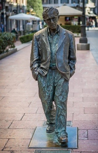 Estatua de Woody Allen en la ruta de las esculturas urbanas de Oviedo