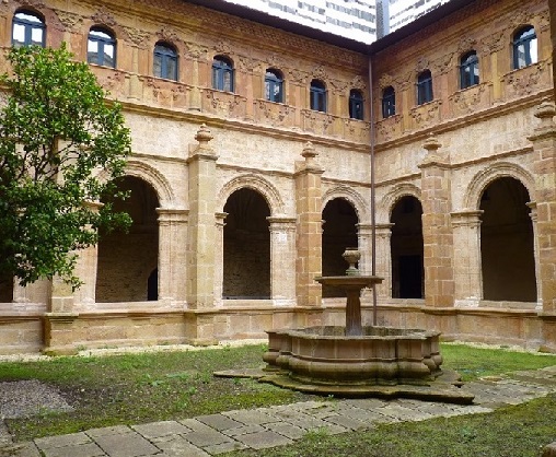 Claustro del monasterio de San Vicente, núcleo fundacional de Oviedo