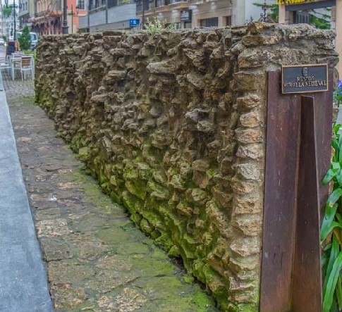 Restos arqueológicos de la muralla primitiva de Oviedo